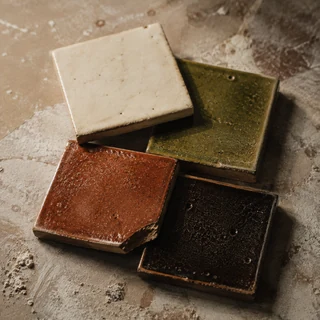 Muestras de azulejo artesanal en crema, verde, rojo y café.
